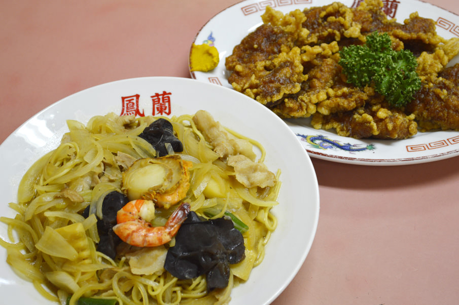 手前が焼きそば、奥がザリジ(豚肉の天ぷら) 手前が焼きそば、奥がザリジ(豚肉の天ぷら)