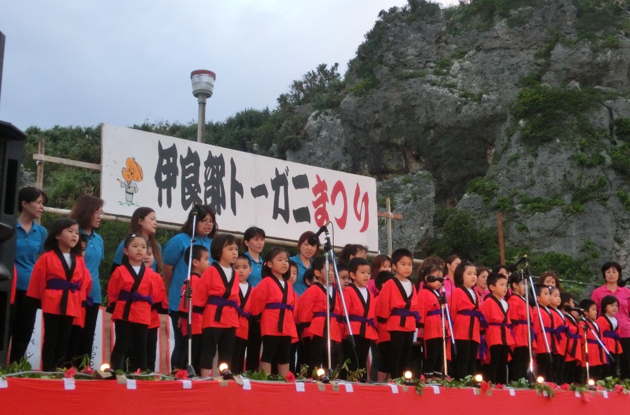 民謡「伊良部トーガニ」を熱唱