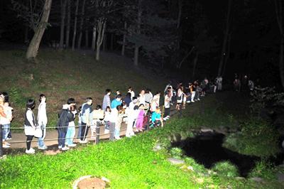 夏のホタル祭りには多くの人が集まる「西神楽公園」