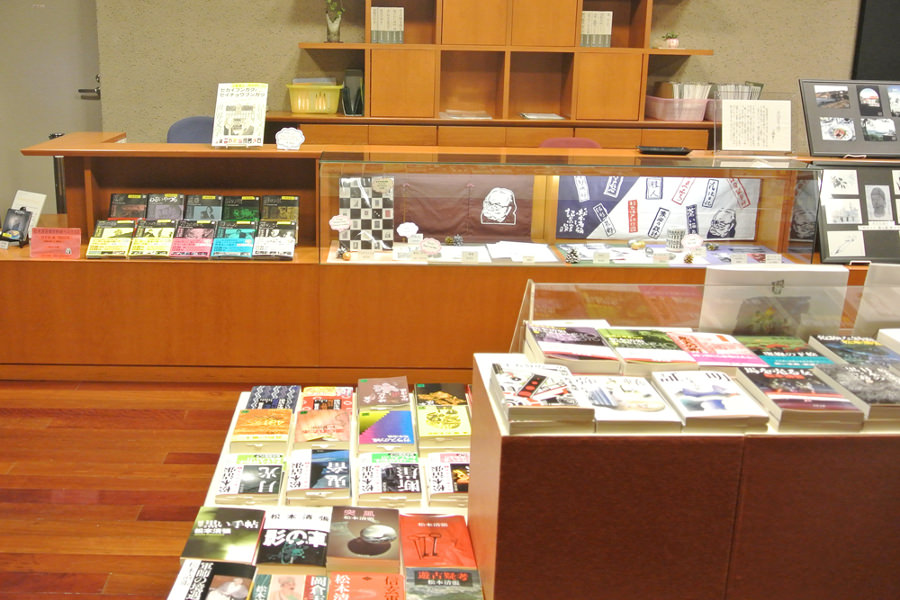 オリジナルグッズのほか著作も手に入る「松本清張記念館」のミュージアムショップ オリジナルグッズのほか著作も手に入る「松本清張記念館」のミュ