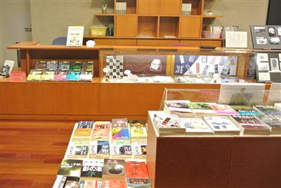 オリジナルグッズのほか著作も手に入る「松本清張記念館」のミュ