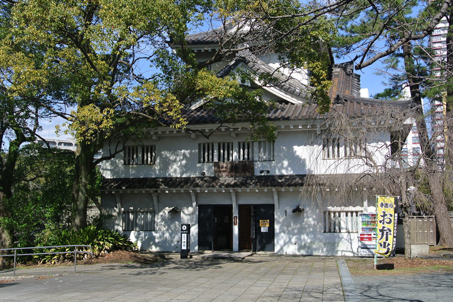 小倉城の「着見櫓」を当時と同じ場所に再現している