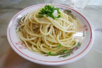 昔ながらの具が麺の中に隠れた宮古そば