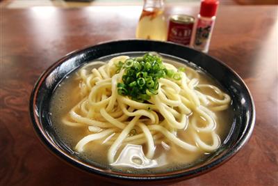 麺の下に具が隠れている昔ながらの宮古そば