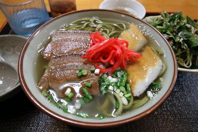 よもぎが練りこんであるコシのある手打ち風の麺