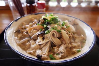 なかみ（豚の内臓）と野菜がたっぷり乗っている、なかみそば