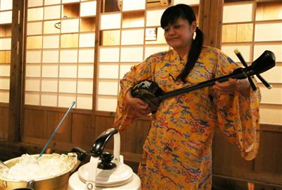 三線演奏は各テーブルを周り酒座を盛り上げてくれる