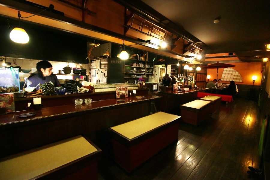 和の雰囲気が漂う落ち着いた空間の店内