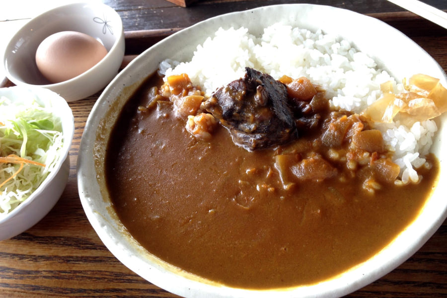 地鶏の生卵がついてくる豊後牛カレー