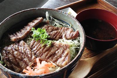 べべんこの豊後焼肉丼は、豊後牛に高原野菜、米と全て自家製食材