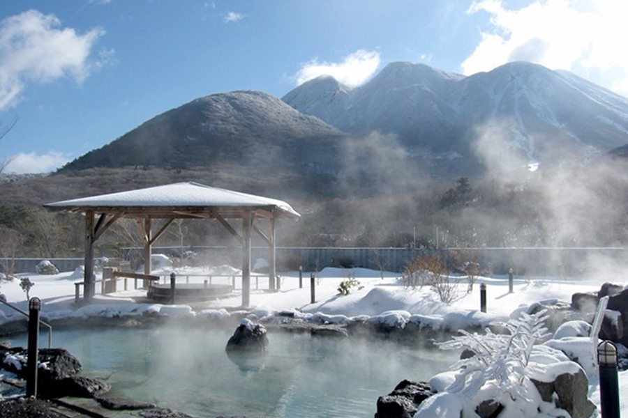 白い湯気に包まれた冬の露天風呂 白い湯気に包まれた冬の露天風呂