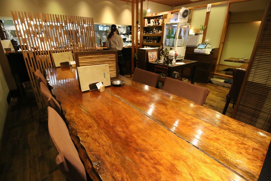 ゆったりとくつろぎながら食事が楽しめる、落ち着いた雰囲気の店