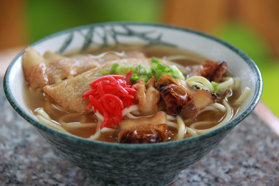 香ばしいサザエのつぼ焼きが乗ったサザエそば。意外な美味しさに驚く 香ばしいサザエのつぼ焼きが乗ったサザエそば。