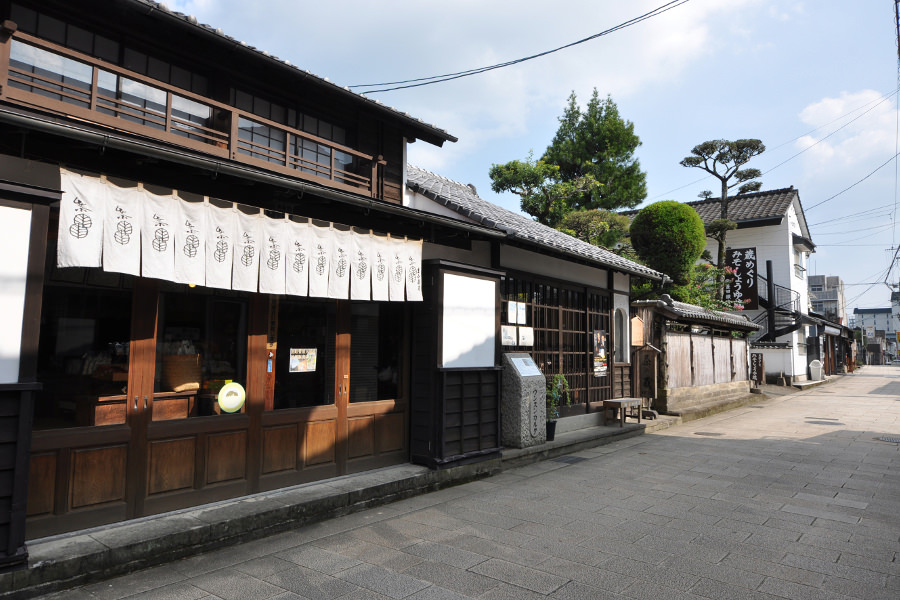 鍛冶屋町通りの両脇には白壁の商家や工房などが軒を連ねる 鍛冶屋町通りの両脇には白壁の商家や工房などが軒を連ねる