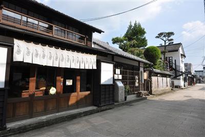 鍛冶屋町通りの両脇には白壁の商家や工房などが軒を連ねる