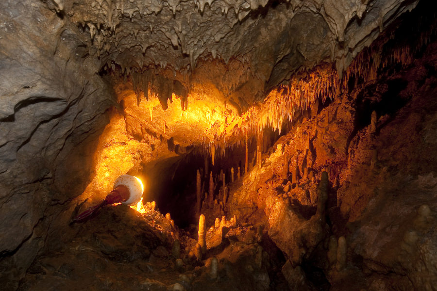 球泉洞の中はひんやりとして、幻想的な風景が広がる 球泉洞の中はひんやりとして、幻想的な風景が広がる