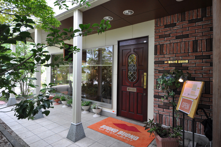 緑に囲まれた「BUONO BUONO」の店舗は、ほっと一息つきたい時におすすめ 緑に囲まれた「BUONO BUONO」の店舗