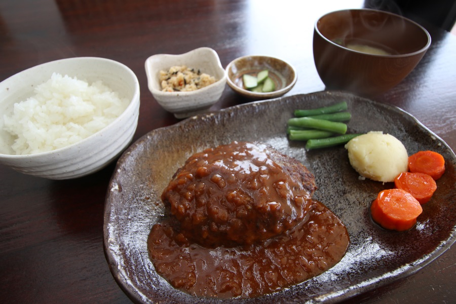 デミグラスソースがかかった宮古牛のハンバーグ定食