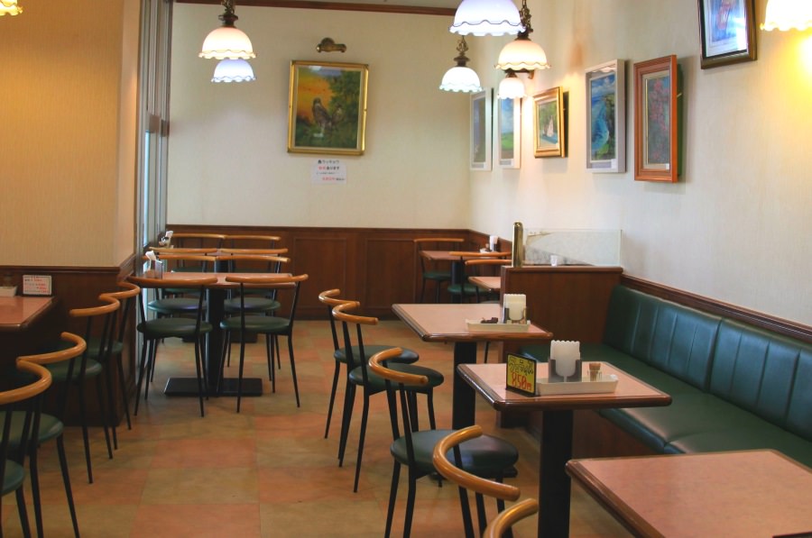 昔懐かしい喫茶店の雰囲気。絵画が飾られた店内では落ち着いて寛げる 昔懐かしい喫茶店の雰囲気。
