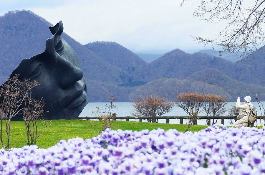 洞爺湖町の有珠山噴火記念公園にある「月の光」(イゴール・ミトライ作)