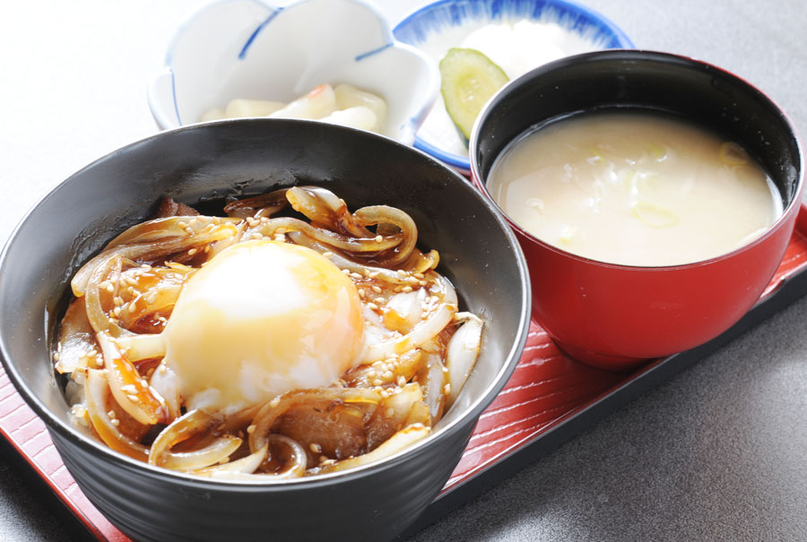 甘辛ダレと温泉卵が食欲をそそるやきとり丼 甘辛ダレと温泉卵が食欲をそそるやきとり丼