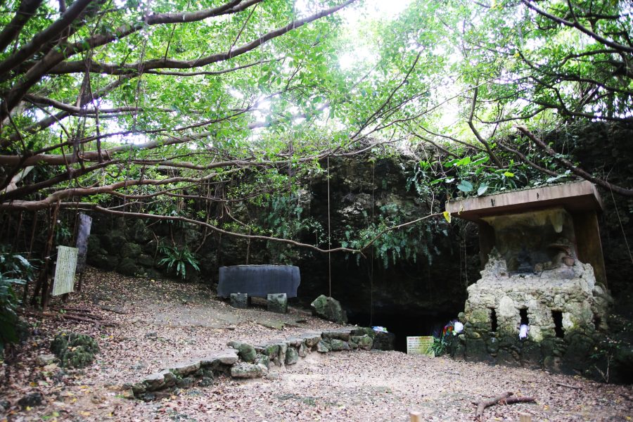 チビチリガマ入り口の右手に、修復された「平和の像」が設置