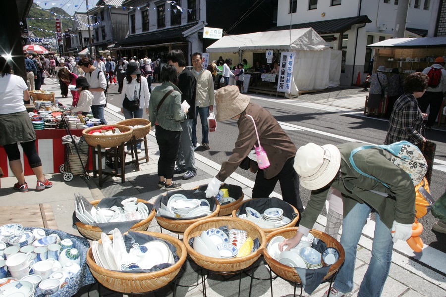 陶器市期間中は、およそ500店が沿道に並びます 陶器市期間中は、およそ500店が沿道に並びます