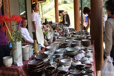 多くの陶器ファンが訪れる「小石原 民陶むら祭」