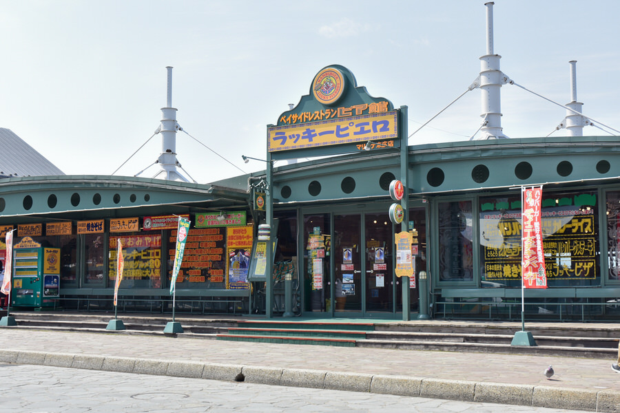 オリジナルグッズや地元特産の土産品も販売している オリジナルグッズや地元特産の土産品も販売している