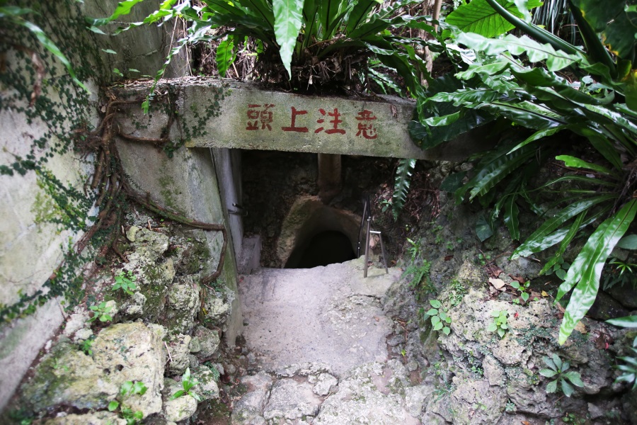 入口の様子。戦時中を想起させるため、中は非常用照明のみの暗闇