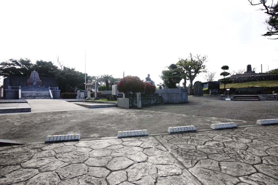 霊域を代表する「魂魄の塔」(写真右)や「紀乃國の塔」(同左)