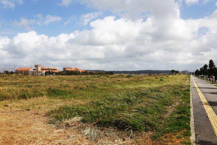 今なお広大な滑走路の面影が残る読谷村役場周辺 今なお広大な滑走路の面影が残る読谷村役場周辺