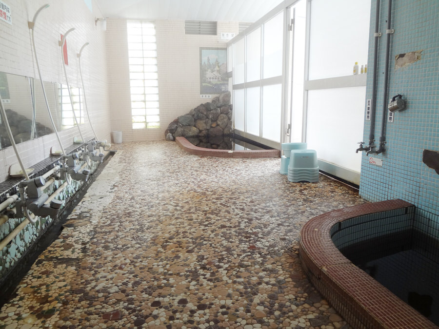 浴槽は3人入ると一杯に。飲泉用の蛇口もある。