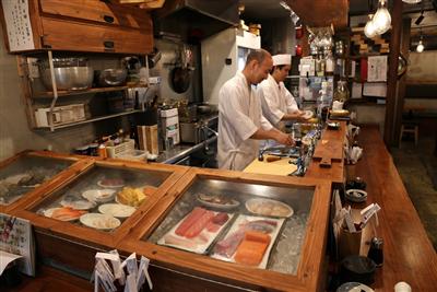 カウンター席では職人の手さばきを目で楽しめます