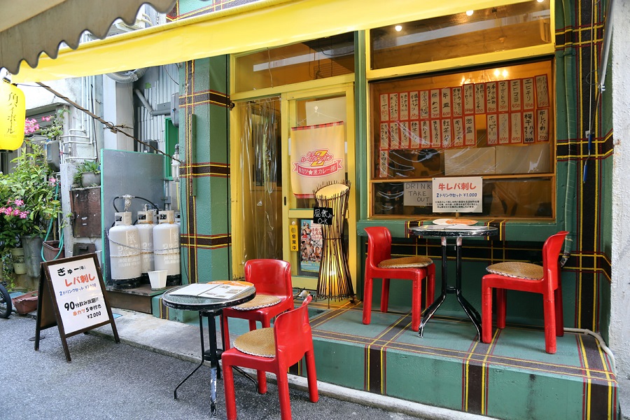 カラフルな入口がかわいいお店。ランチ、カフェとしても活用でき
