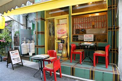 カラフルな入口がかわいいお店。ランチ、カフェとしても活用でき