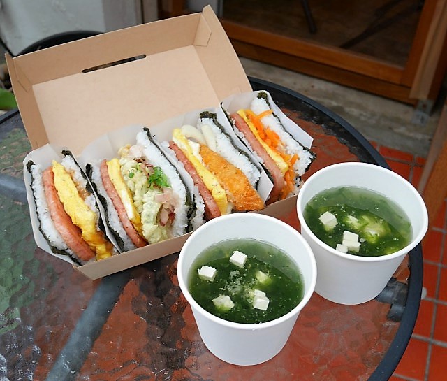 左から「あぶらみそ」「ゴーヤの天ぷら」「魚フライタルタル自家製しまらっきょ」「人参しりしり」 さまざまな種類のポークたまごおにぎり