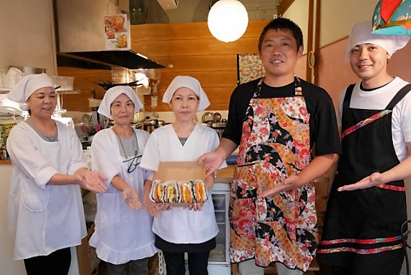 オーナー(右から2番目)と「ポテシエ」のみなさん オーナー(右から2番目)と「ポテシエ」のみなさん