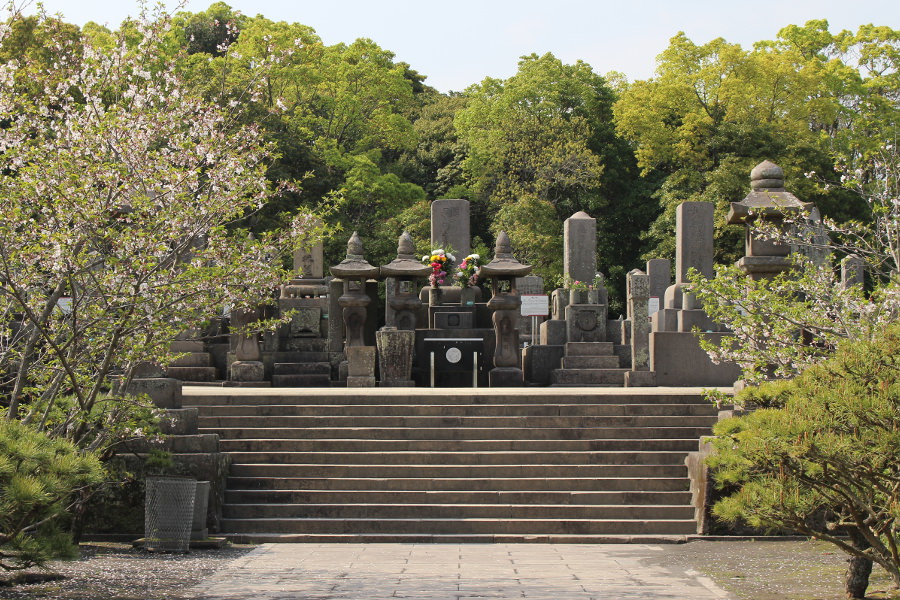 桜島を正面左手に望む、丘の上に建つ「南洲墓地」 桜島を正面左手に望む、丘の上に建つ「南洲墓地」