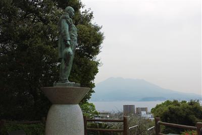 東郷像が錦江湾を見つめる「多賀山公園」