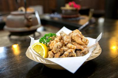 こだわりの鶏肉で作られた「地鶏のさと ひらお」の唐揚げ