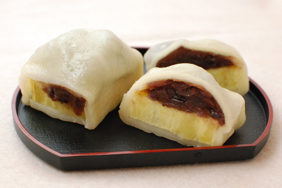 好みで藻塩をまぶして食べる「くま純」のいきなり団子 好みで藻塩をまぶして食べる「くま純」のいきなり団子