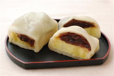 好みで藻塩をまぶして食べる「くま純」のいきなり団子