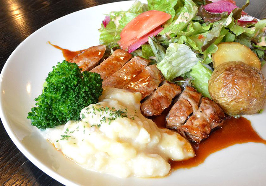 真狩産のハーブ豚を使ったソテーはランチ人気NO.1