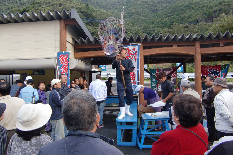 目の前で次々と魚が競り落とされる「間越来だんせへ市」 目の前で次々と魚が競り落とされる「間越来だんせへ市」