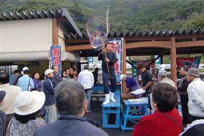 目の前で次々と魚が競り落とされる「間越来だんせへ市」