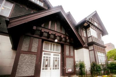 大小五つの切妻屋根が特徴的な「旧門司三井倶楽部」
