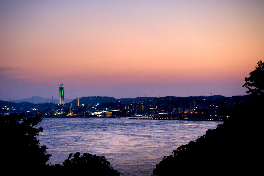 展望広場から関門海峡の夕焼けが望める「めかりパーキングエリア」 展望広場から関門海峡の夕焼けが望める「めかりパーキングエリア