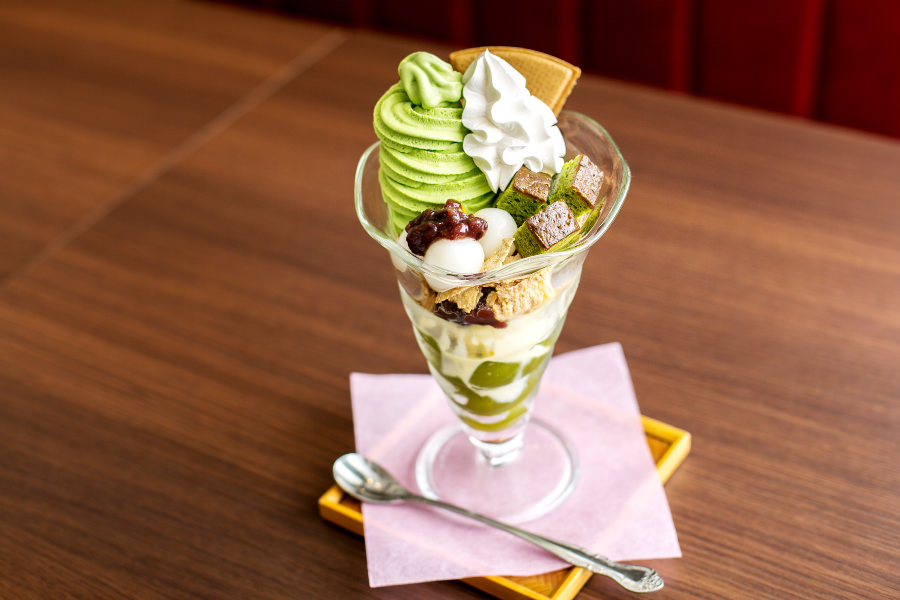 お茶の苦みが味に深みを与えている茶寮の「抹茶パフェ」 お茶の苦みが味に深みを与えている茶寮の「抹茶パフェ」