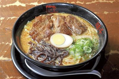 豚のあばら肉がのった味千ラーメンの「パイクー麺」